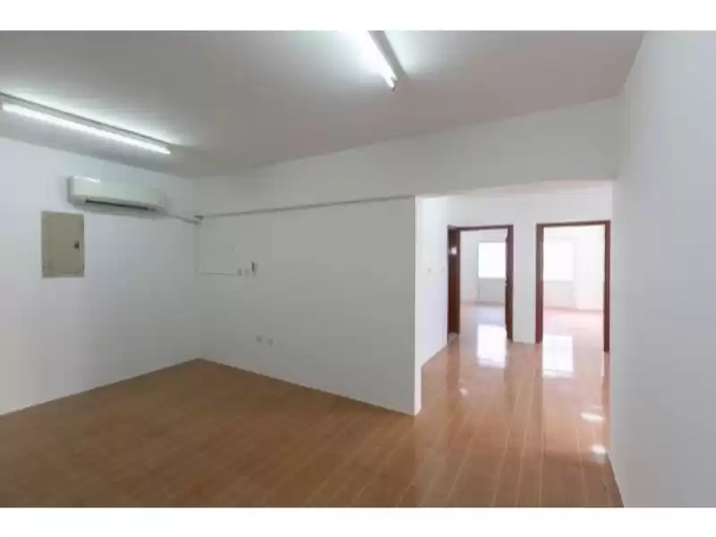 Wohn Klaar eigendom 3 Schlafzimmer U/F Wohnung  zu vermieten in Doha #8093 - 1  image 